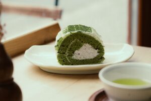 開心果抹茶甜點：抹茶蛋糕捲切面與綠茶特寫